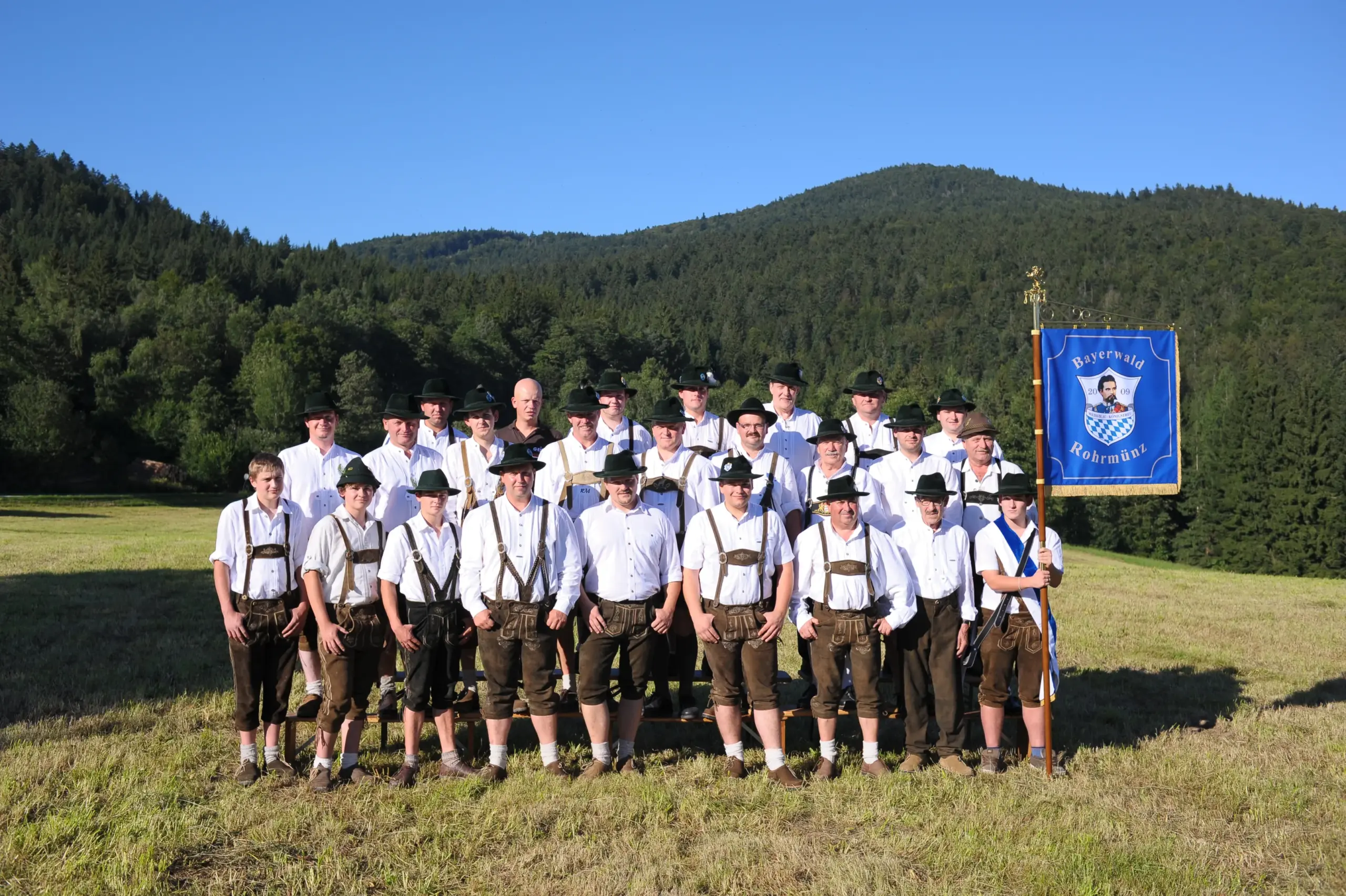 Gruppenfoto des Vereins Weiß/Blau Königstreu Bayerwald Rohrmünz e.V.